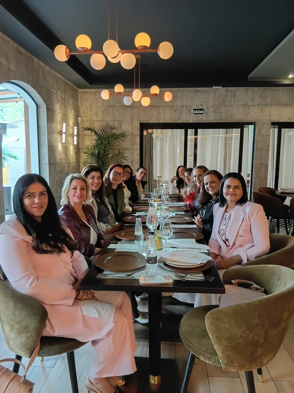 Dra. Adriane à mesa com participantes durante o almoço