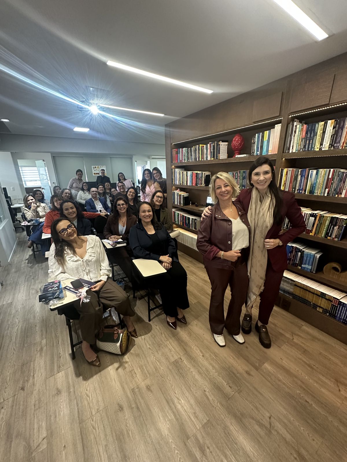 Dra. Adriane com a turma na biblioteca do escritório