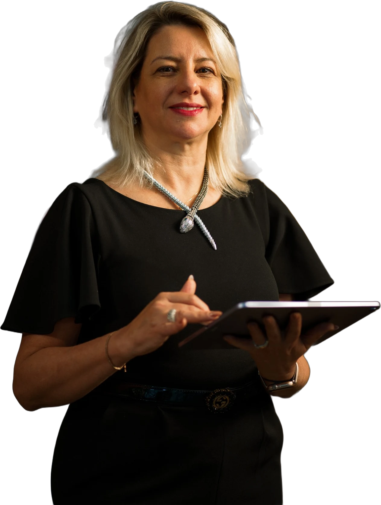 Profa. Adriane Bramante em pé, segurando um tablet